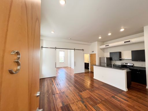 Spacious OTR 1 Bedroom! – photo 1