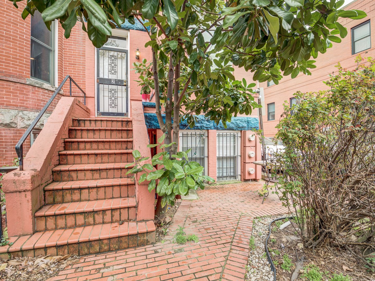 Washington Apartment: 116 12 Street NE