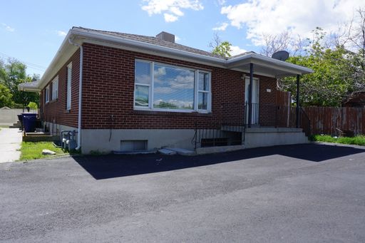 Spacious 4 Bed 2 Bath Duplex With Basement And Fenced Backyard – photo 1