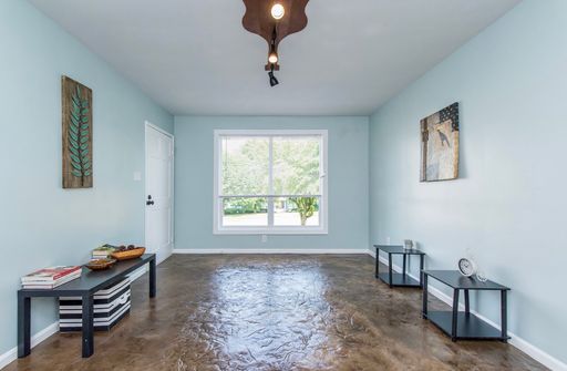 Spacious 1-bedroom / 1-bath Apartment – photo 1