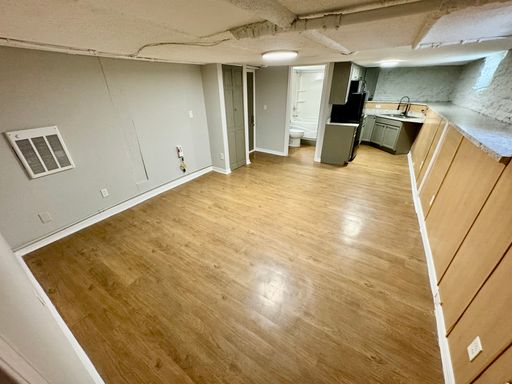 One Bedroom / One Bathroom - 2 Blocks away from UK! – photo 1