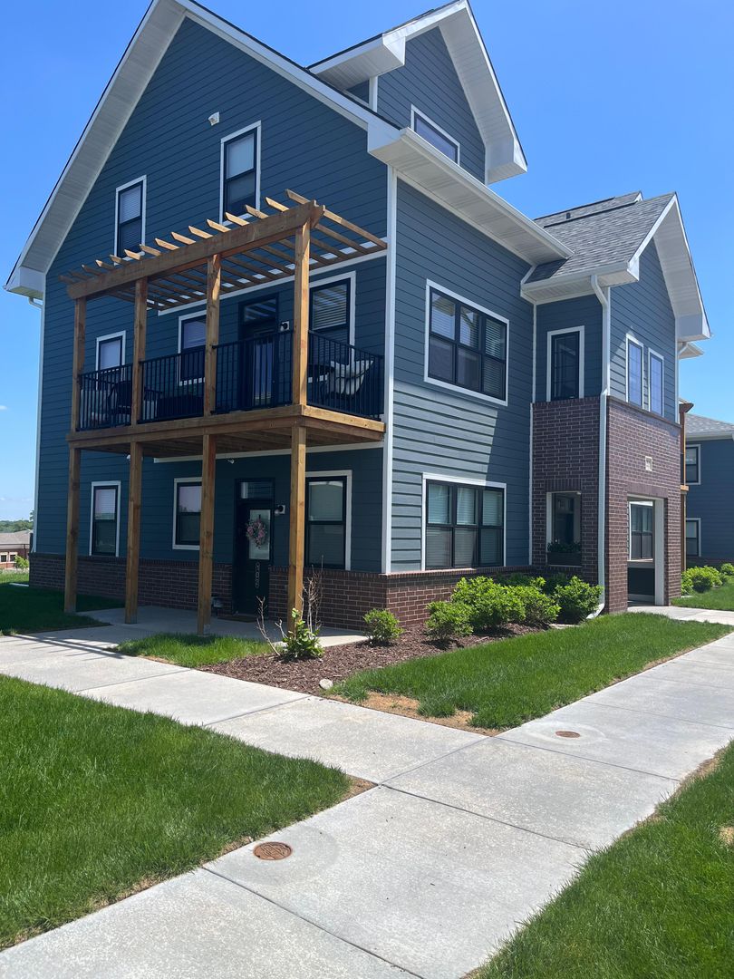 Elkhorn Apartment: 6108 Coventry Drive 102