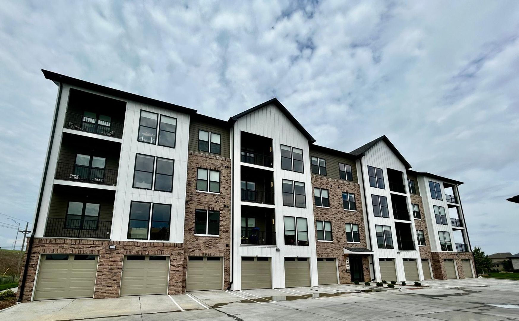 Omaha Apartment: 502 N 186th Plaza