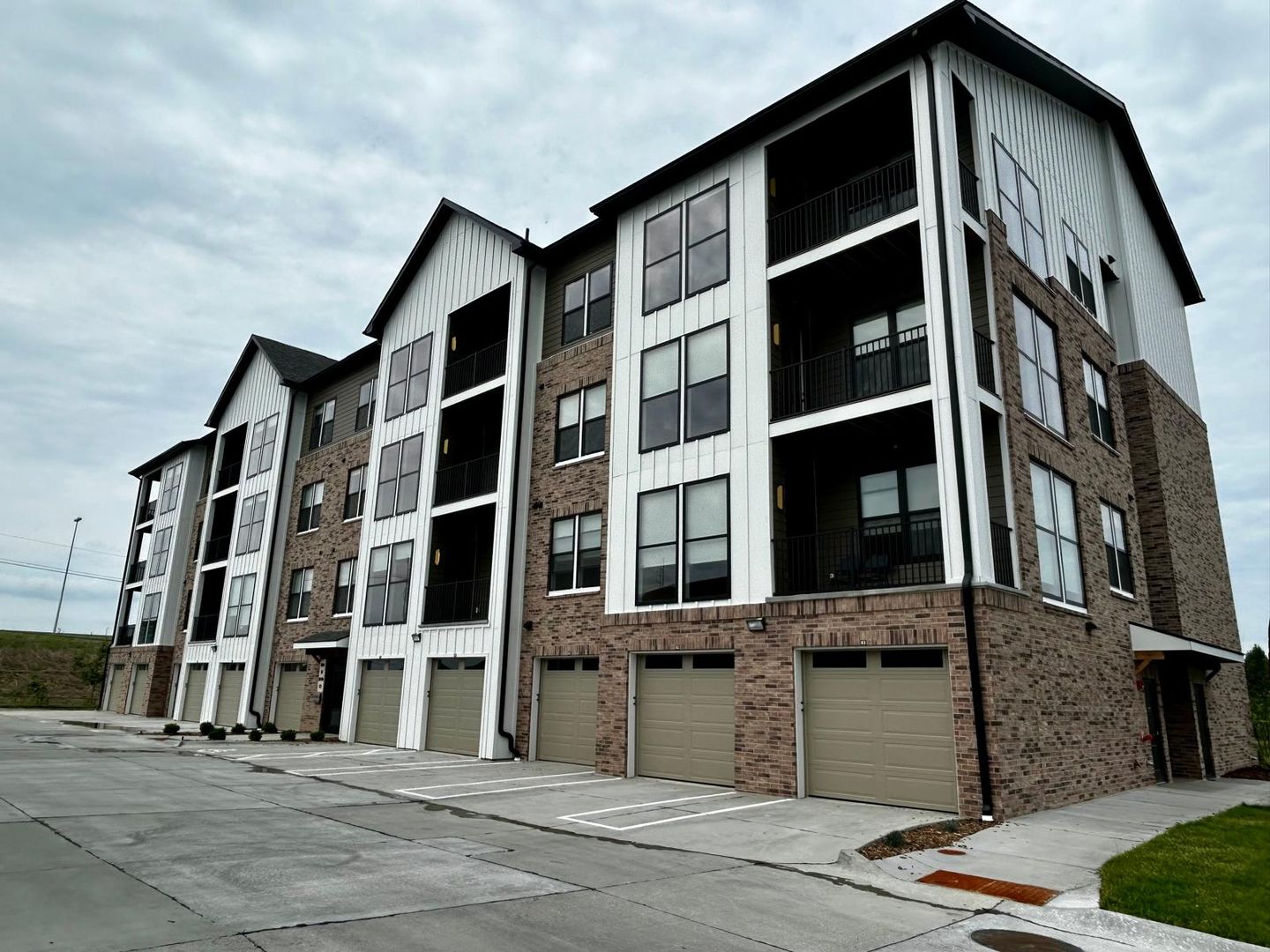 Omaha Apartment: 502 N 186th Plaza