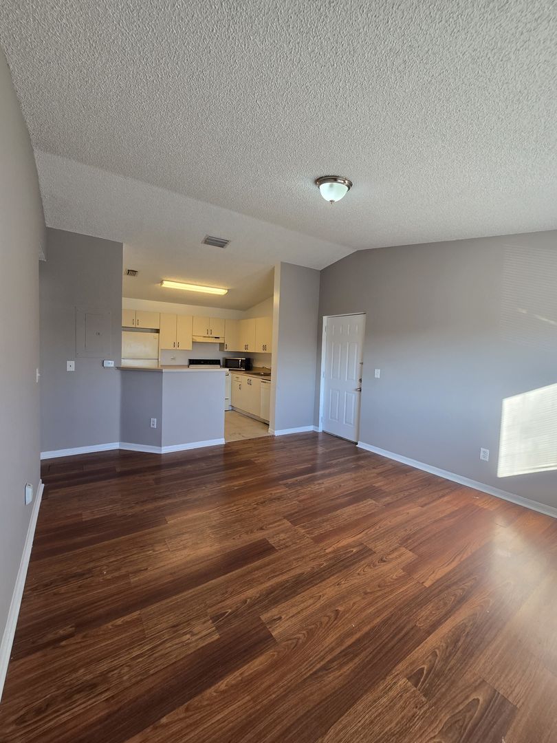 Hollywood House: 3650 N 56th Ave