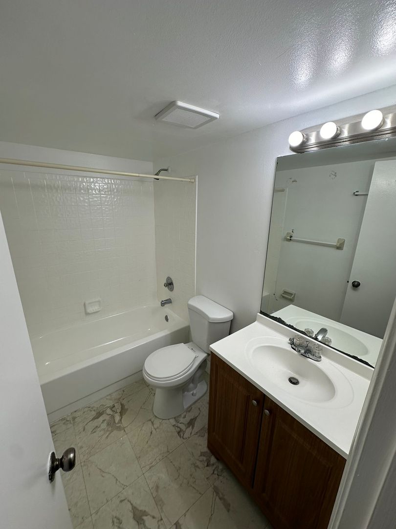Coral Springs House: 1016 Twin Lakes Dr , building 20