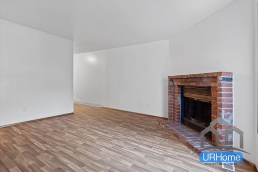 Spacious 2-Bed Apartment | Fireplace, Garage & In-Unit Laundry – photo 1