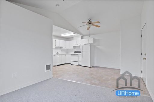 Half Off First Months Rent For Stunning Top-Floor 3-Bed, 2-Bath Unint in Prime SE Portland! – photo 1