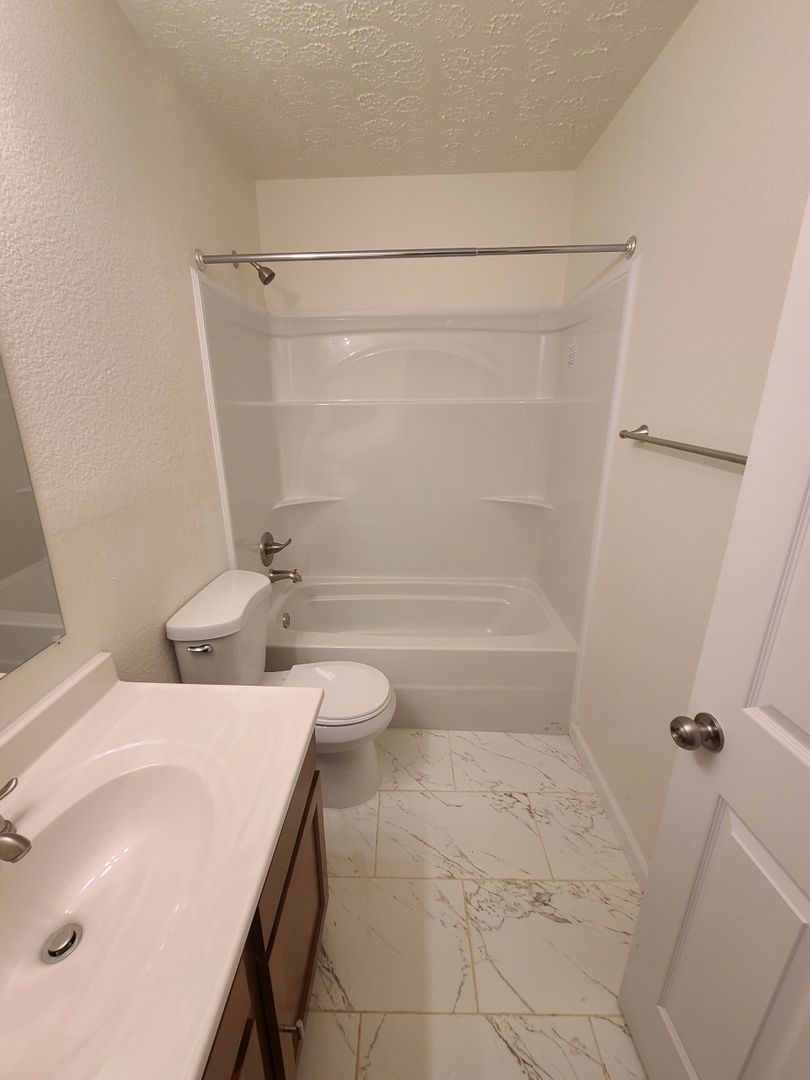 London Apartment: 253 W High St