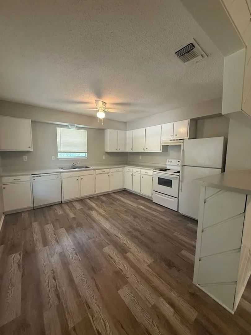 San Marcos Apartment: 103 Smith Lane