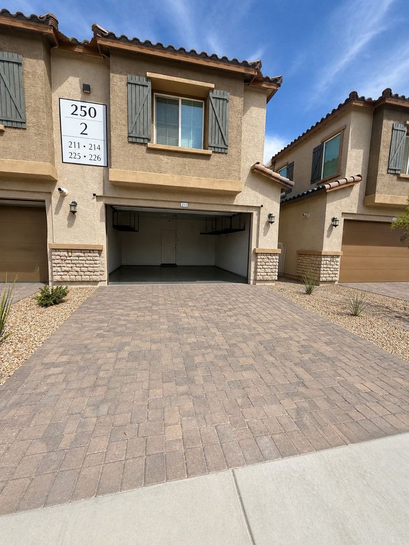 Henderson Townhome: 250 Cordelia Cove Avenue #212