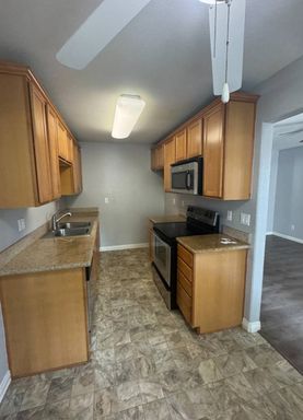 One Bedroom, One Bath Modern Condo in Private Gated Complex – photo 1