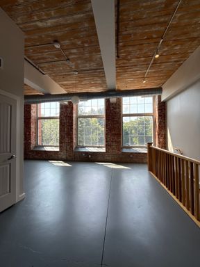 15-Month Rate Listed: Spacious Luxury Loft, Easy Access & Central Location