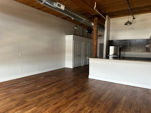 12-Month Rate Listed: Spacious Luxury Loft, Easy Access & Central Location – photo 1