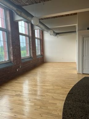 10-Month Rate Listed: Spacious Luxury Loft, Easy Access & Central Location