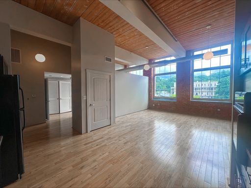 15-Month Rate Listed: Spacious Luxury Loft, Easy Access & Central Location