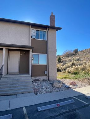 Beautiful Two Bedroom Home! End Unit! – photo 1
