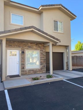 Ivins Gem!! Great location! 3 Bed 2.5 Bath