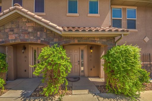 Beautiful townhome near little valley – photo 1