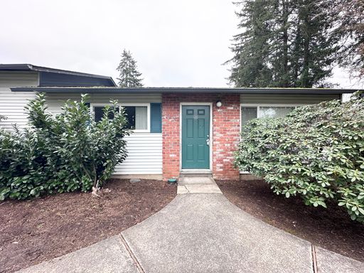 LOVELY & AFFORDABLE! Duplex community in the heart of Sandy, OR!