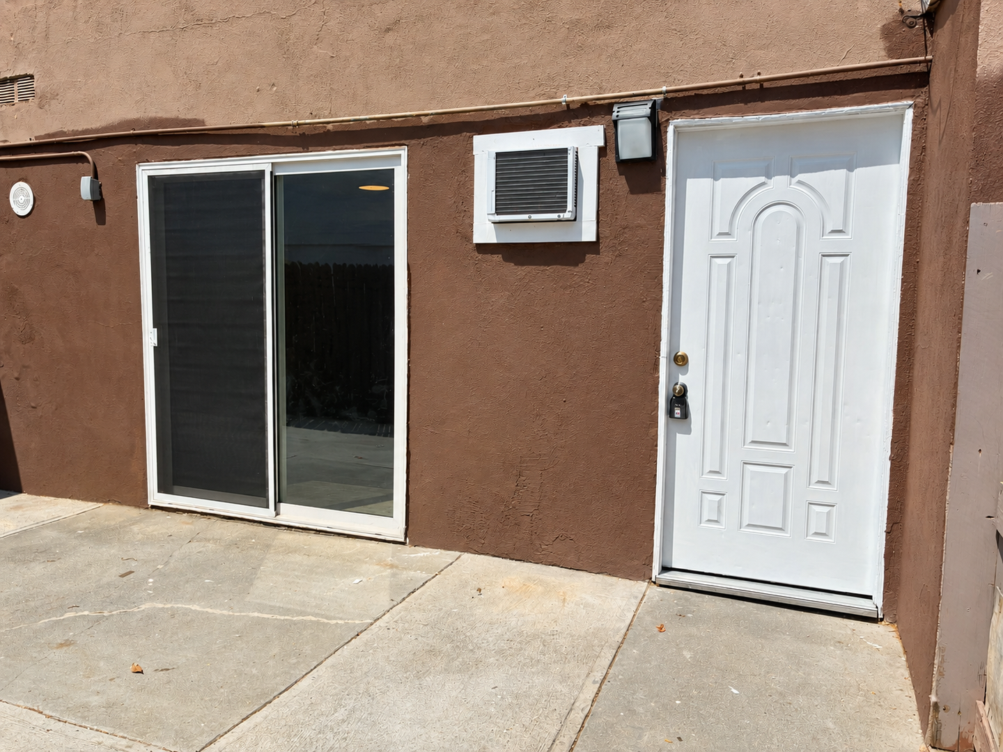 Ontario Apartment: 1129 E. La Deney