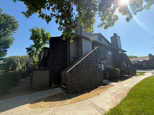 ***Just reduced and Move in Special!!!*** Upstairs 2 bedroom, 1 bathroom condo located in the gated community of Sunnyside, CA – photo 1
