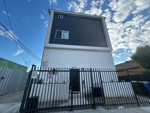 Newly Remodeled, Modern 3-Bedroom Townhome in the Heart of Los Angeles *Move In Special -$500.00 Off First Month's Rent!* – photo 1