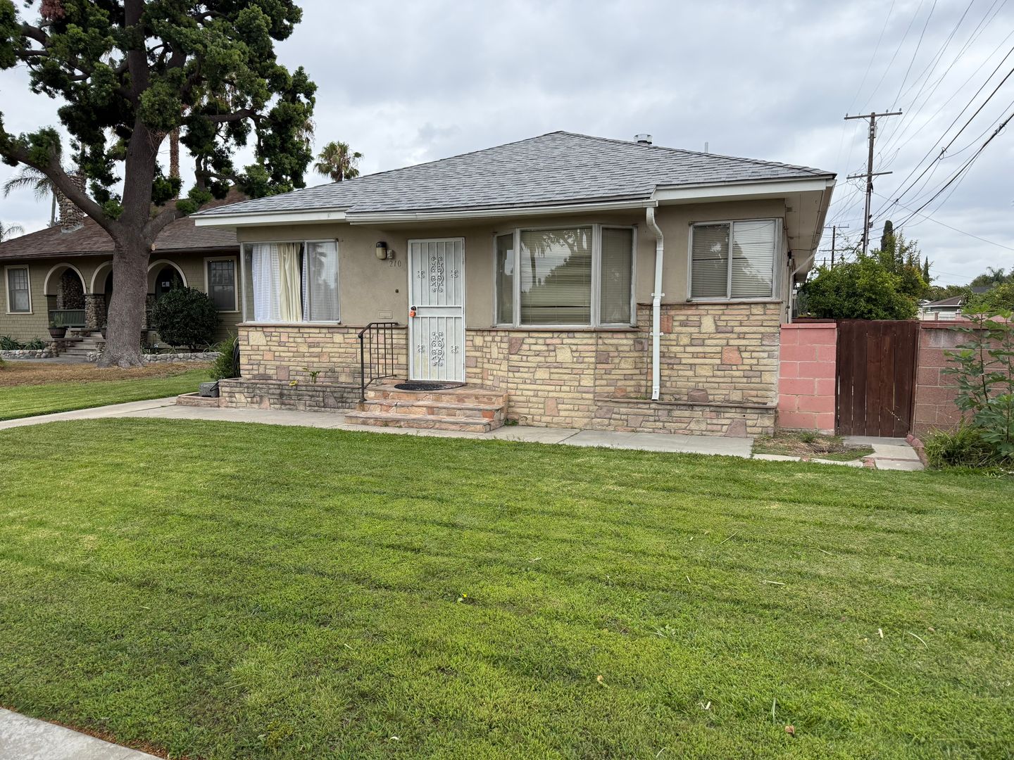 Anaheim Apartment: 210 & 212 W South St