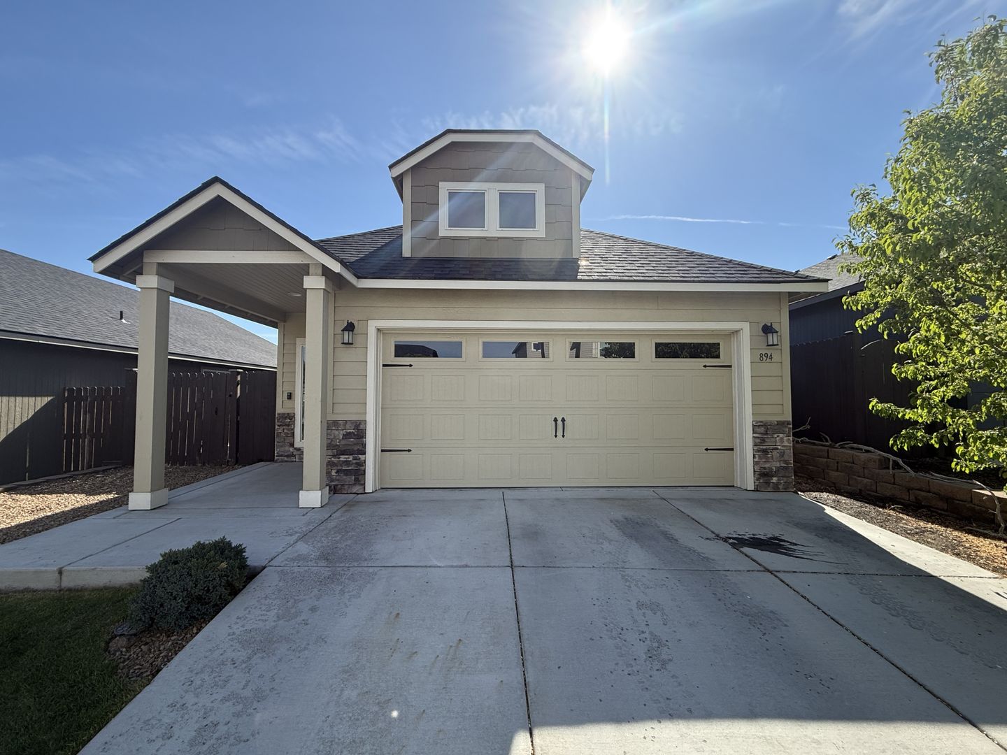 Redmond House: 894 NW 24th Way