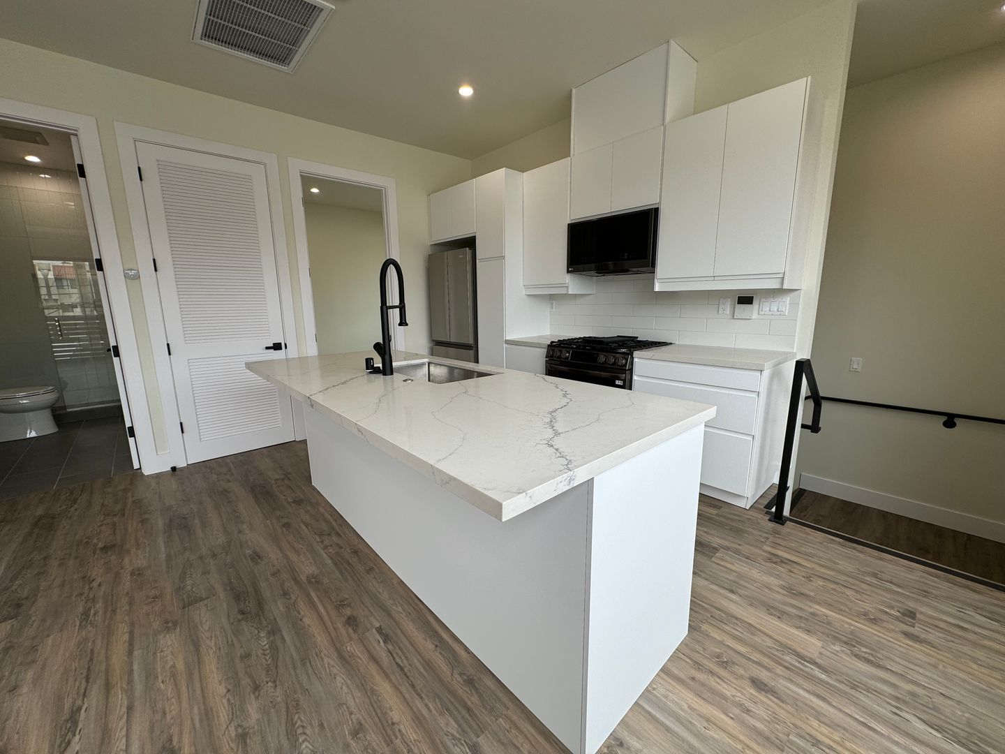 San Diego Apartment: 2168 Balboa Ave - B
