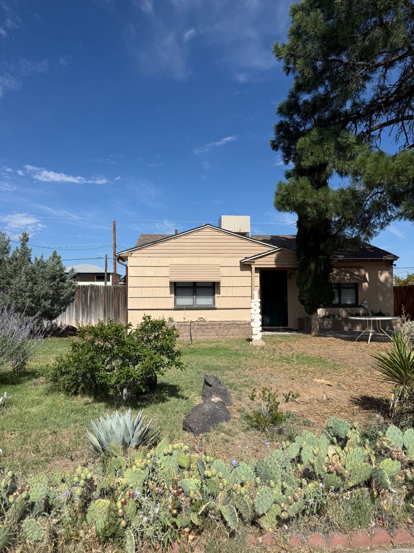 Albuquerque House: 1835 Palomas Dr,NE