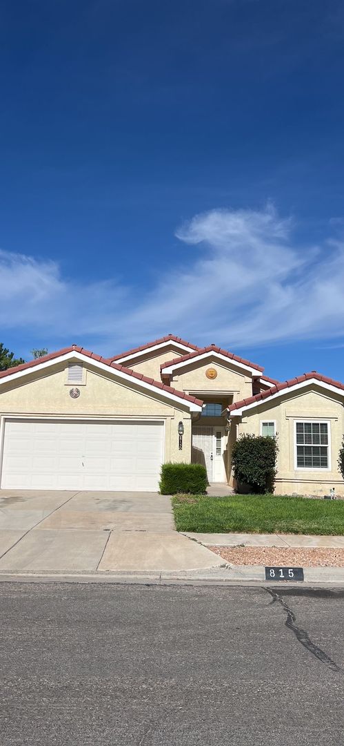 Albuquerque House: 815 Glacier Bay St SE