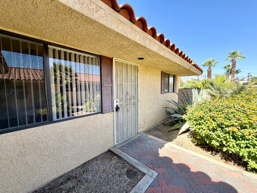 AVAILABLE NOW!!! LOVELY 2 Bedroom 1 Bathroom 55+ Apartment in Palm Desert – photo 1
