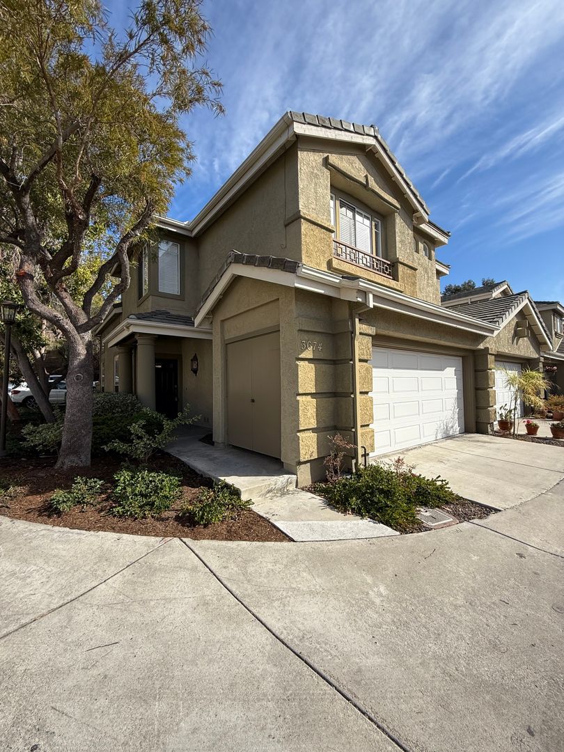 San Diego Townhome: 3674 Ruette De Ville