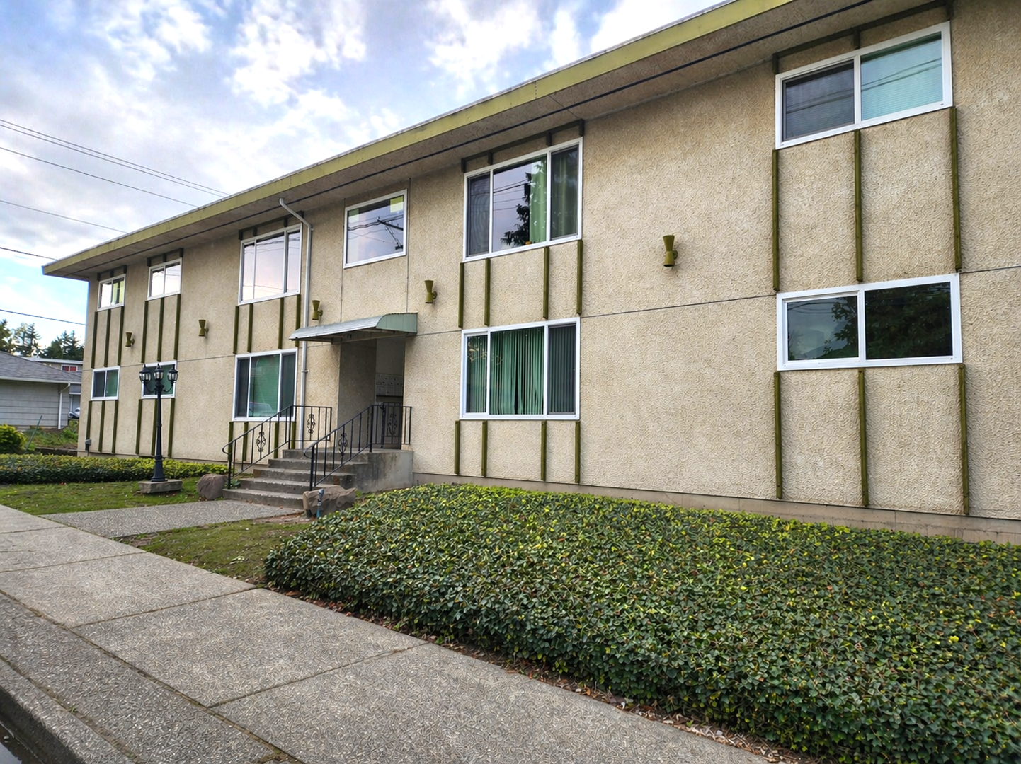 Everett Apartment: 3432 Hoyt Ave