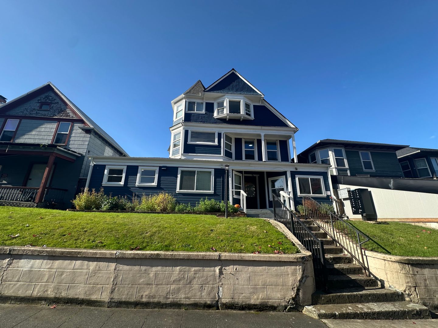 Everett Apartment: 2922 Hoyt Ave - 201