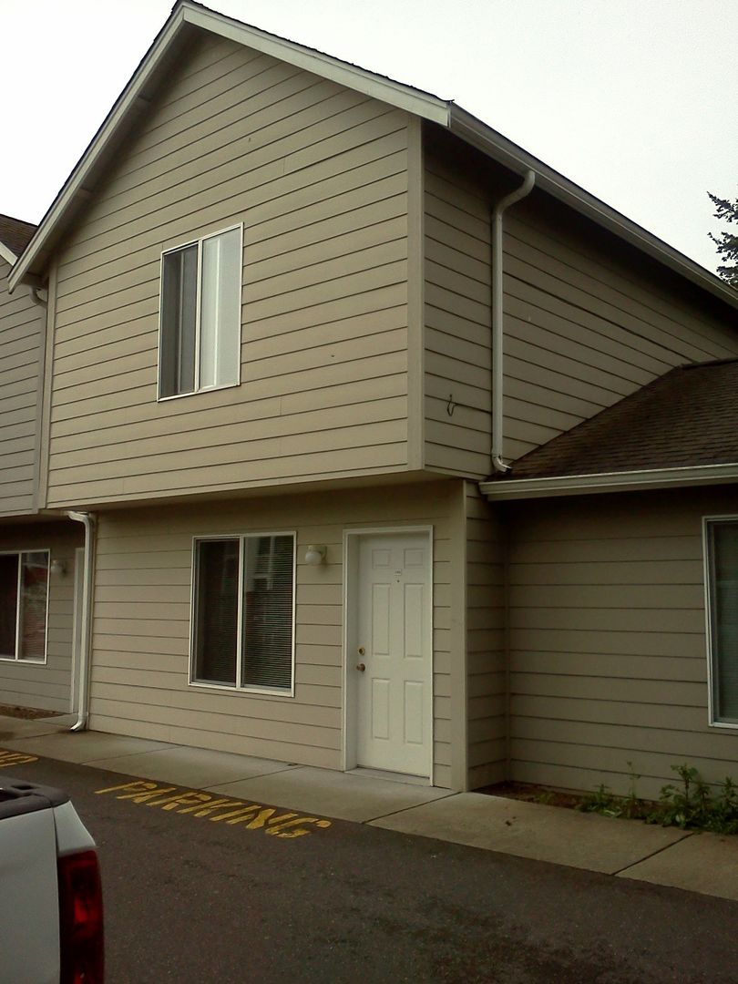 Bellingham Apartment: 2719 - 2723 West Maplewood Avenue