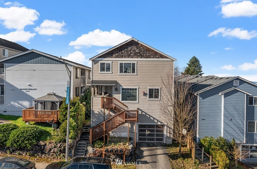 Remodeled 4-Bedroom Apartment in Port Gardner Near Downtown Everett – photo 1