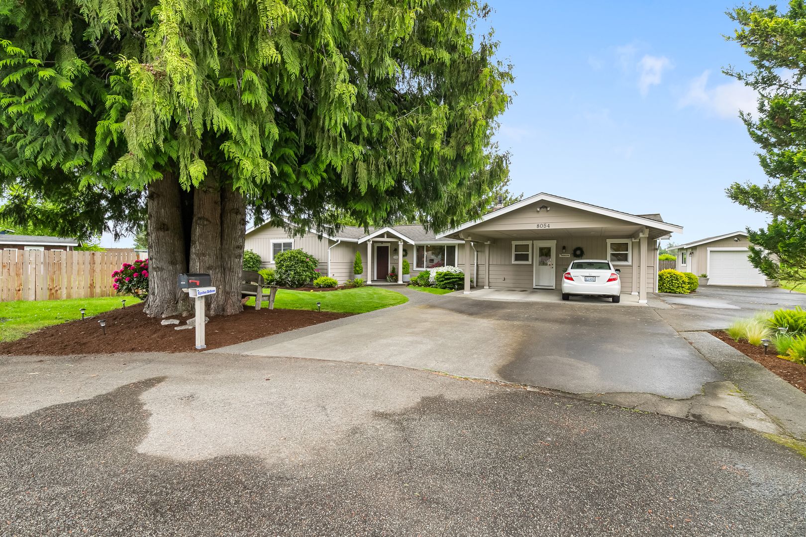 Lynden House: 8054 Lyn-Dale Dr
