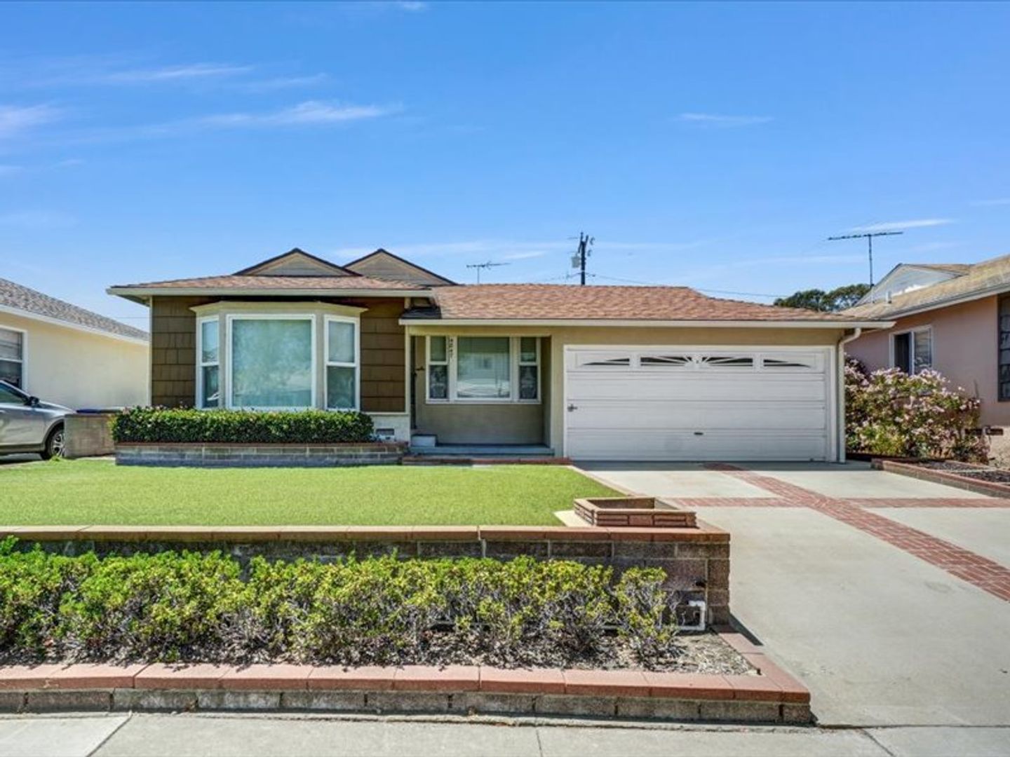 Lakewood House: 4847 Ocana Ave