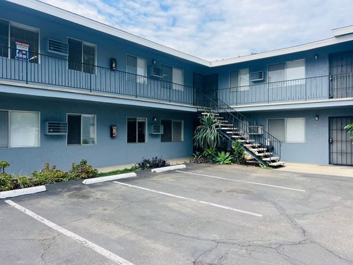 ***$500 move-in special***Large Two Bedroom One Bathroom Apartment for Rent!! – photo 1