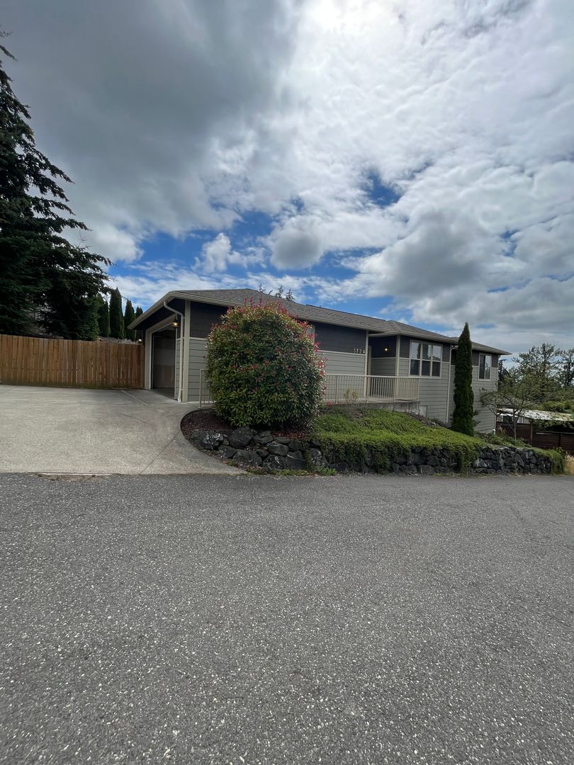 Bellingham House: 3724 Bristol St.