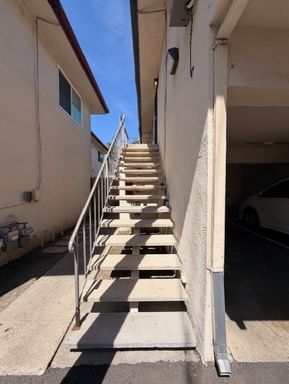 SPACIOUS TOP FLOOR 2 BEDROOM/ 1 BATH APARTMENT IN HAYWARD!!! – photo 1