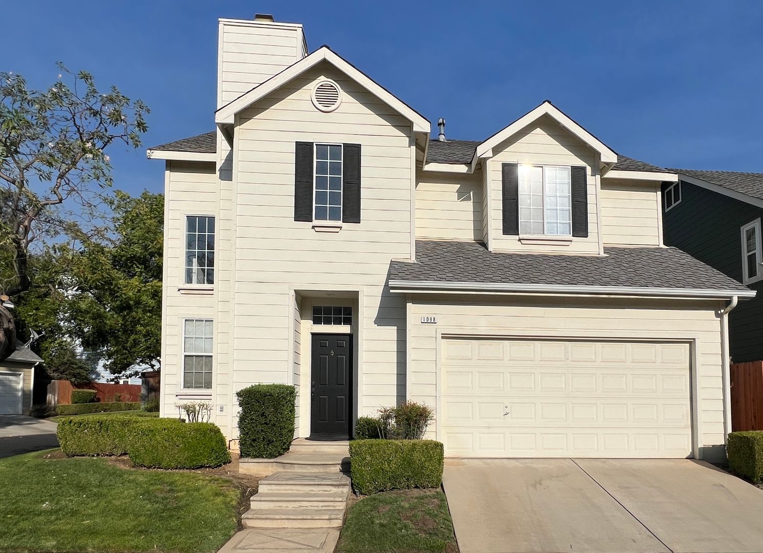 Fresno House: 1098 E Monticello Cir