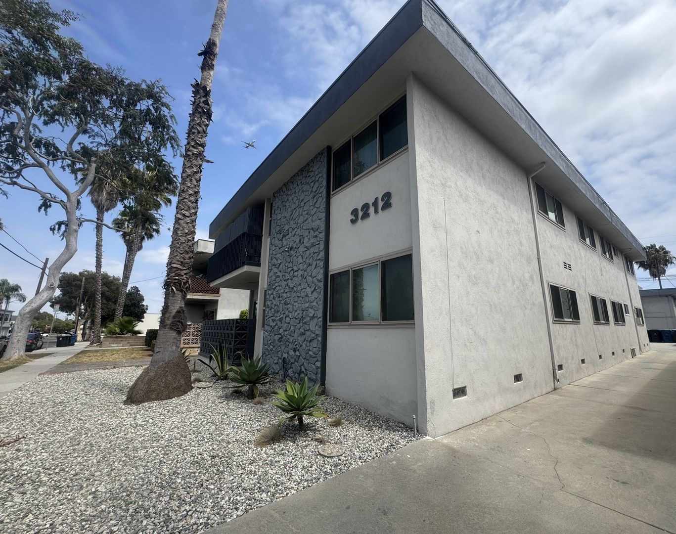 Inglewood Apartment: 3212 W 84th Place
