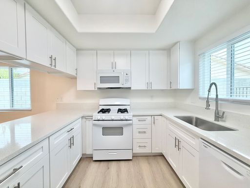 AVAILABLE NOW!! 3 Bedroom/ 2 Bathroom Duplex in Cathedral City! – photo 1