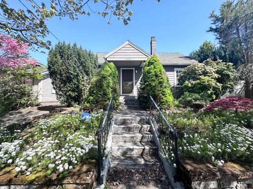 Charming 3 Bed 2 Bath home in Rose City Park Neighborhood! – photo 1