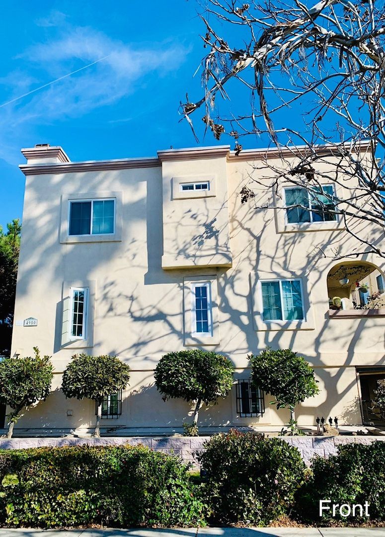 San Diego House: 4950 Voltaire St #1