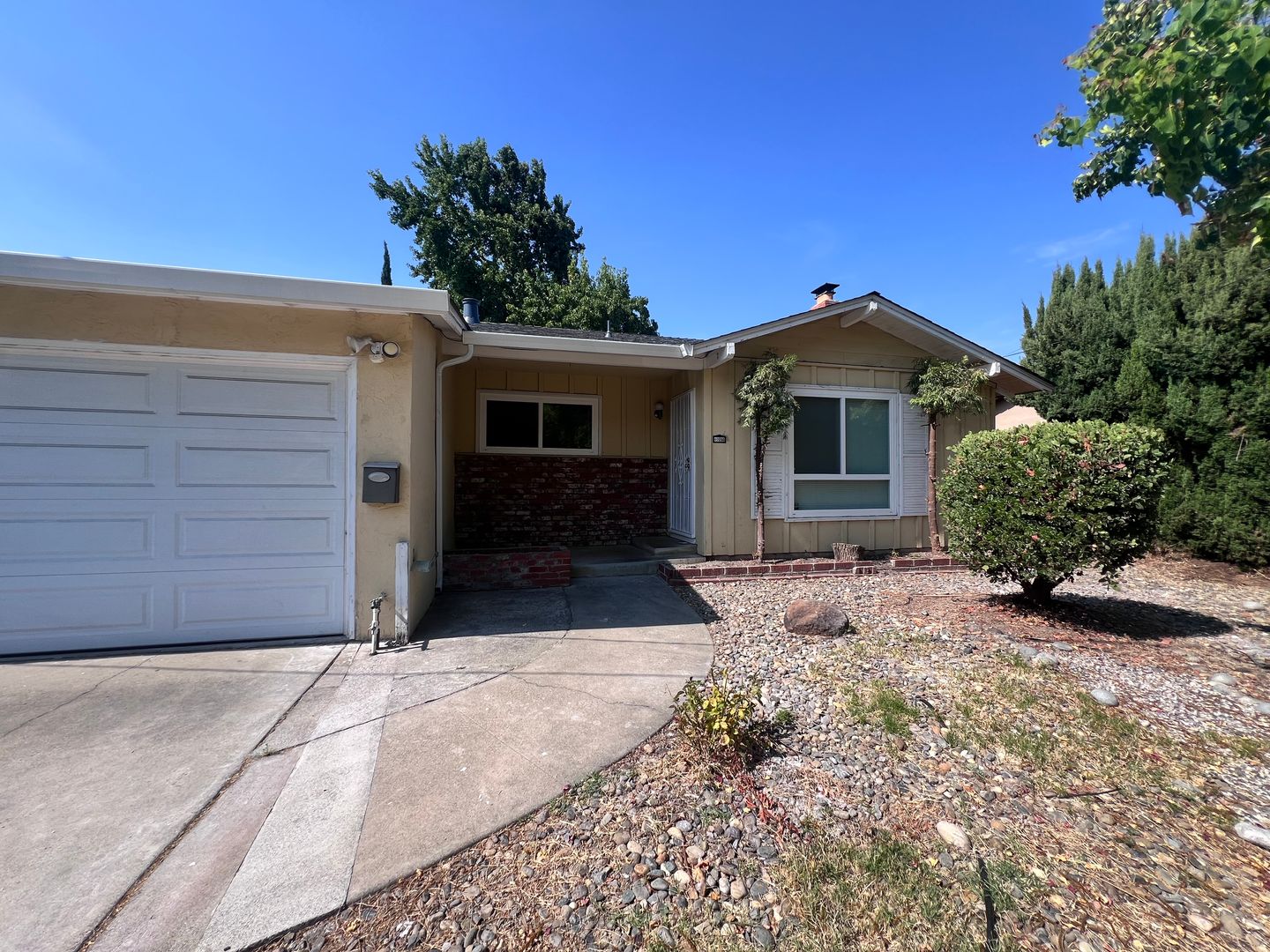 Fremont House: 40251 Laiolo Road