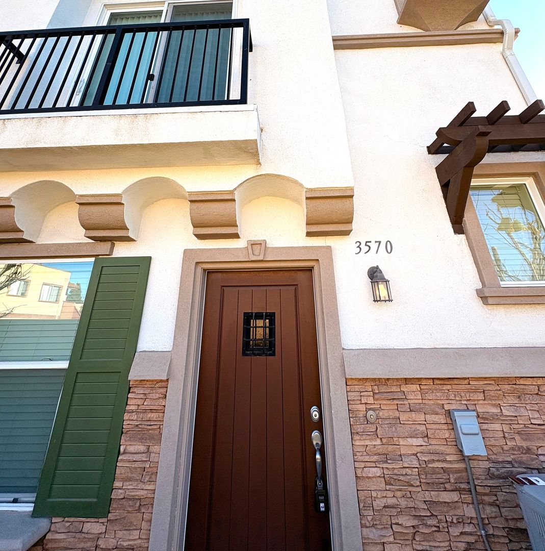 Anaheim Townhome: 3570 W Savanna St